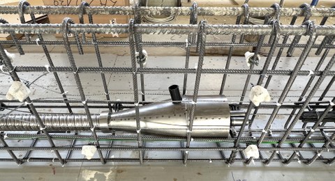 Einbau eines Koppelankers in ein Fertigteil der Forschungsbrücke openBridgeLAB