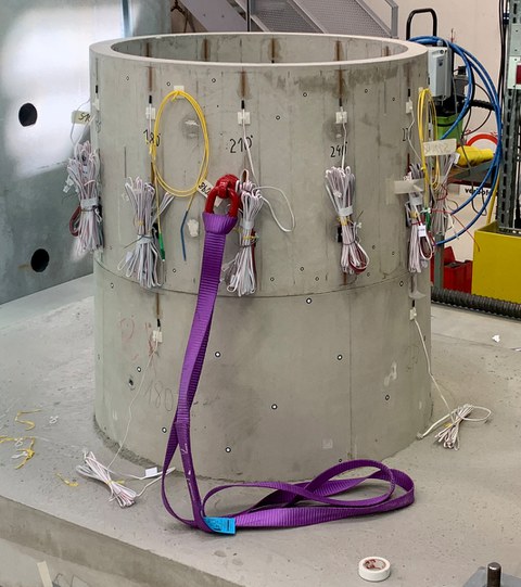 1:10 scale model tower made of circular ring segments in the test hall