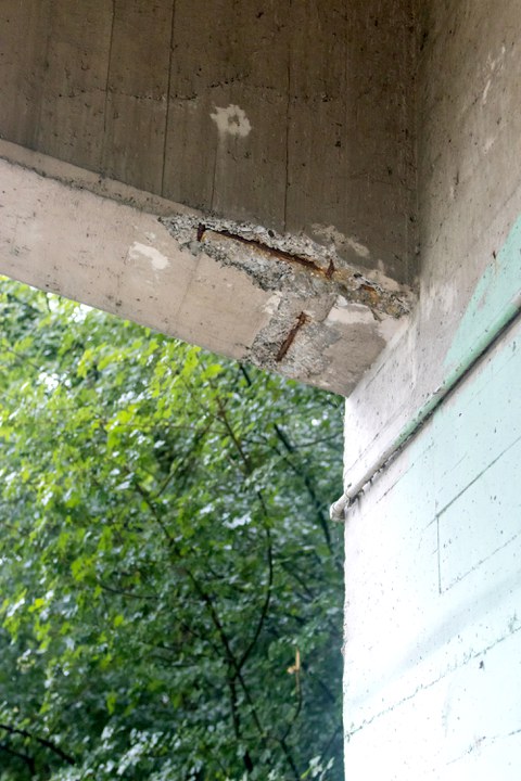 Betonabplatzungen als typischer Schaden an einer Massivbrücke