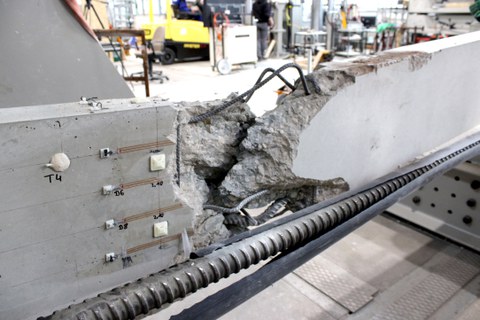 Fatigue failure at half length of the beam