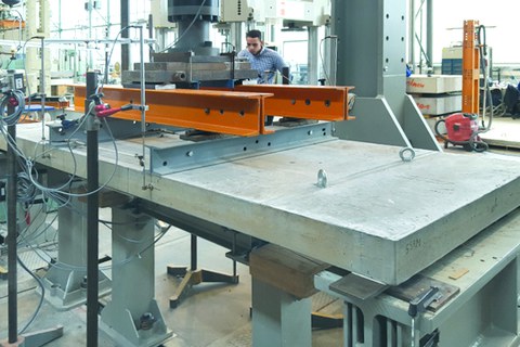 4-Punkt-Biegeversuch am Deckenelement 