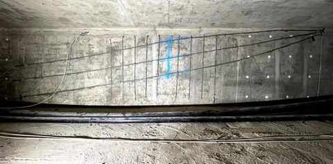 An einem Brückensteg applizierte faseroptische Sensoren zur Dehnungsmessung während des Abbohrenes der Spannglieder