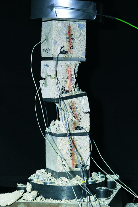 Test of four cubes arranged parallel – the failure of one concrete cube initiated the failure of the others