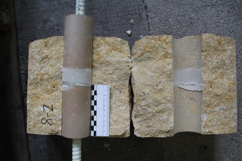 Stab-Ausziehversuch, kurze Verbundlänge GFK-Anker, Durchmesser 16 mm; geprüfter und nachträglich gespaltener Versuchskörper