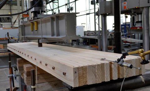 4-point bending test of adhesive free laminated timber 