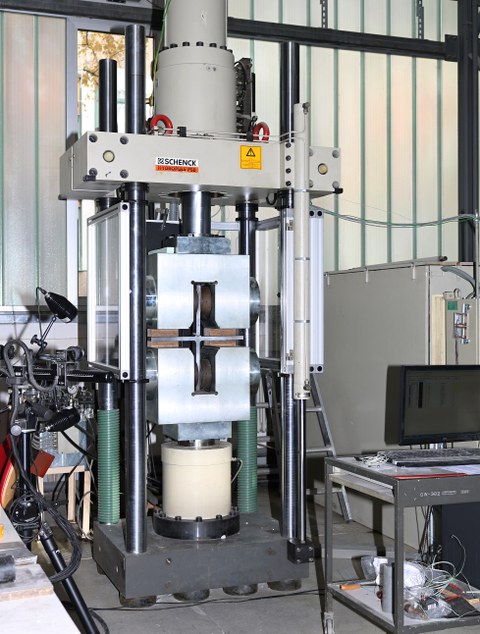 Testing machine Schenck 1000 kN