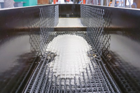 Test setup to determine the shear strength of a carbon fibre reinforced joint 