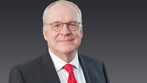 Photo shows a portrait of Prof. Dr.-Ing. Dr.-Ing. E. h. Manfred Curbach