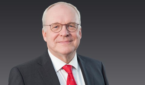 Foto zeigt eine Portraitaufnahme von Prof. Dr.-Ing. Dr.-Ing. E. h. Manfred Curbach