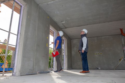 Letzte Überprüfung bevor es zur erfolgreichen Teilabnahme der BOX kam: Michael Molitor und Manfred Curbach (von links nach rechts).