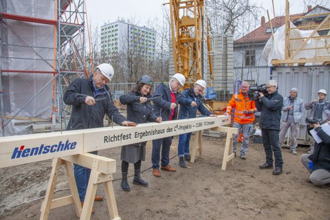 Als Zeichen der abgeschlossenen Rohbautätigkeit trieb der Bauherr, Professor Manfred Curbach, dann einen Nagel ins Zimmermanns Gebälk – einem speziellen hölzernen Balken, der am Gebäudefuß von den Arbeitern aufgestellt wurde. 