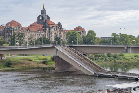 Foto zeigt die eingestürzte Carolabrücke
