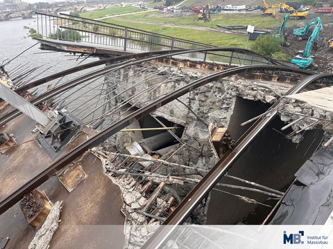 Foto zeigt einen zerstörten Teil der Carolabrücke in Dresden