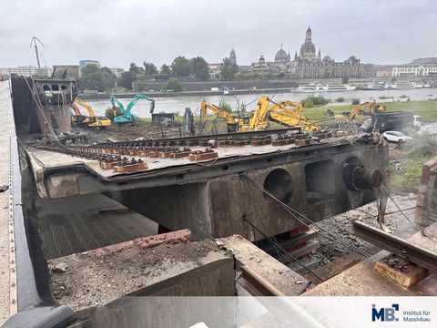 Foto zeigt Impressionen der eingestürzten Carolabrücke in Dresden 