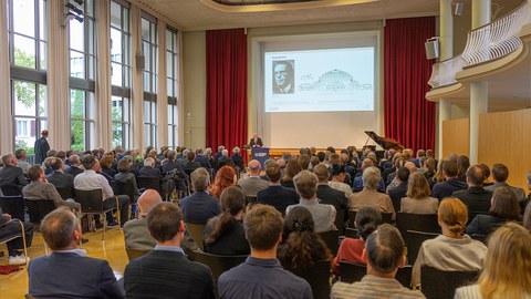 Foto zeigt Manfred Curbach bei seiner Abschiedsvorlesung