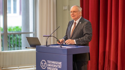 Foto zeigt Manfred Curbach bei seiner Abschiedsvorlesung