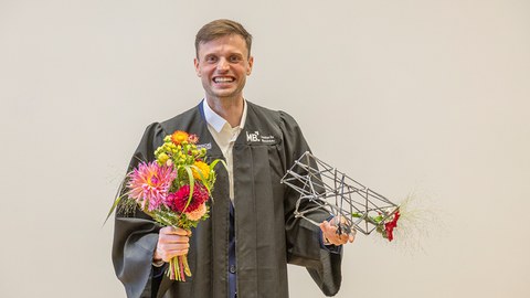 Am 18.08.2025 verteidigte Herr Kai Zernsdorf, M.Sc., erfolgreich seine wissenschaftliche Arbeit im Rahmen des Promotionsverfahrens 👨‍🎓 mit dem Thema „Numerische Modellierung des Tragverhaltens mineralisch gebundener Carbonfaserbewehrung“