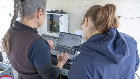 Erste schädigende Belastungsversuche an der Forschungsbrücke 𝗼𝗽𝗲𝗻𝗟𝗔𝗕 in Bautzen