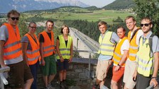 Exkursionsteilnehmer hoch über der Europabrücke