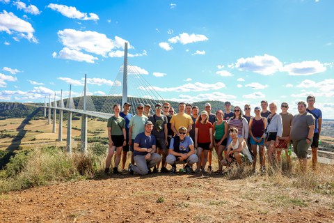 Die Exkursionsgruppe am Viaduc de Millau