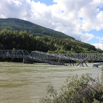 Foto zeigt eine zerstörte Eisenbahnbrücke