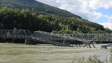 Foto zeigt eine zerstörte Eisenbahnbrücke