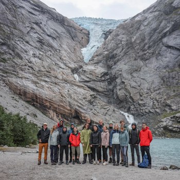 Foto zeigt die Exkursionsgruppe vor dem Briksdalsbreengletscher