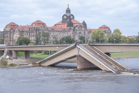 Teilweise eingestürzte Carolabrücke Dresden