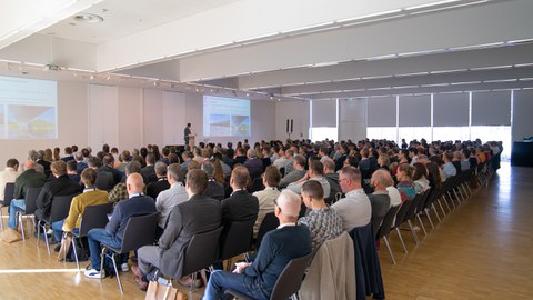Voll besetzter Saal Hamburg der Messe Dresden zum 13. SEUB 2025