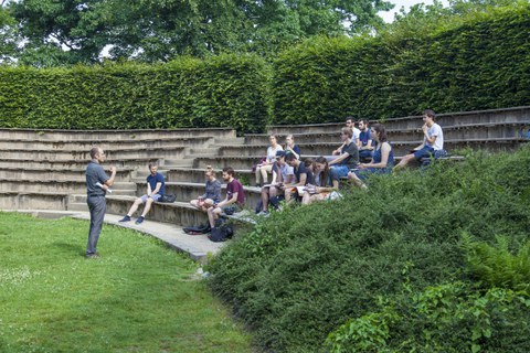 Tolle Studienbedingungen - mit dem Prof. zur Vorlesung im Parktheater.