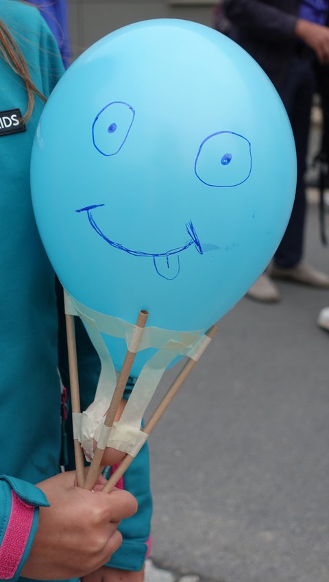 Mit Luftballon und Trinkhalmen geschütztes Ei