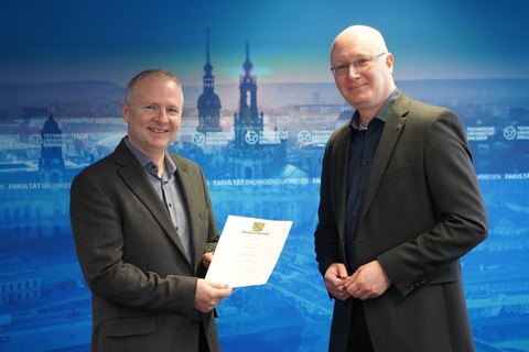 Herr Dr. Richter erhält eine Dankurkunde von Prof. Löhnert