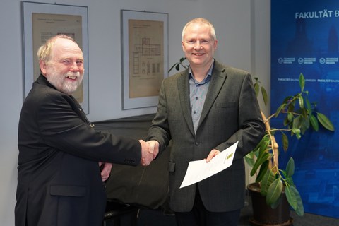 Prof. Zastrau gratuliert Herrn Dr. Richter zum Jubiläum