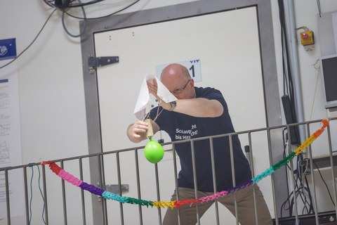 Prof. Löhnert in Abwurf-Position