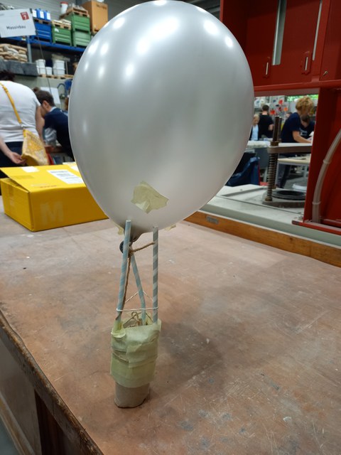 verpacktes Ei mit Luftballon