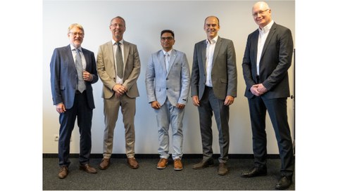 Shahbaz Ahmed umringt von der Promotionskommission
