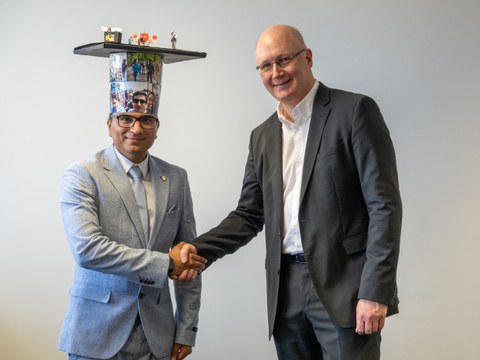 Shahbaz Ahmed mit Doktorhut und Betreuer PRof. Löhnert