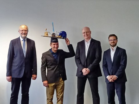 Christian Krüger with doctoral hat, surrounded by doctoral committee