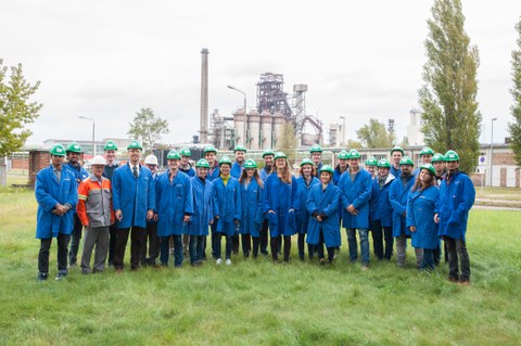 Exkursionsgruppe des Instituts für Stahl- und Holzbau der TU Dresden vor der Hochofenanlage der ArcelorMittal Eisenhüttenstadt GmbH