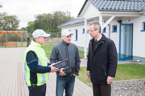 Herr Prof. Stroetmann im Fachgespräch mit Herrn Hermann und Herrn Fiedler vom Wasserstraßen-Neubauamt Magdeburg