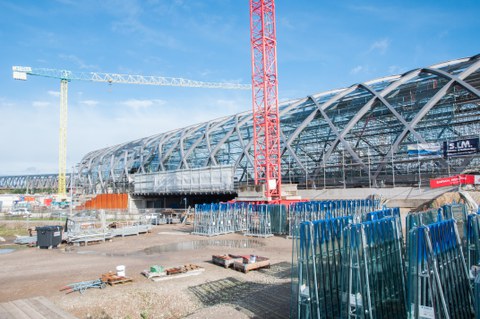 Blick über den Montageplatz mit Fassadenelementen auf das Bauvorhaben Bahnhof „U4 Elbbrücken“