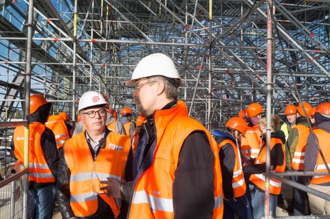 Bild 7: Herr Prof. Stroetmann im Fachgespräch mit Herrn Geske von SEH Engineering