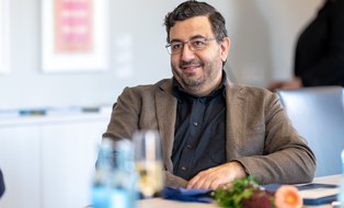 Portraitaufnahme am Tisch