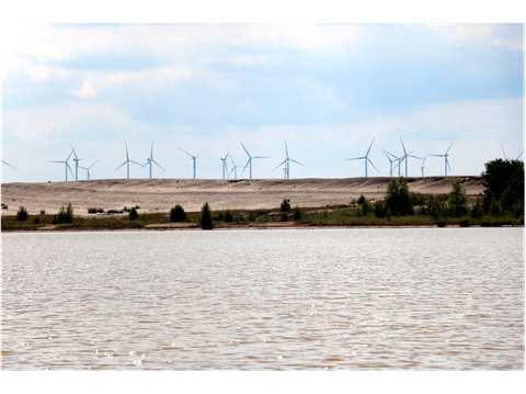 Gefluteter Tagebaurestsee mit Windenergie im Hintergrund