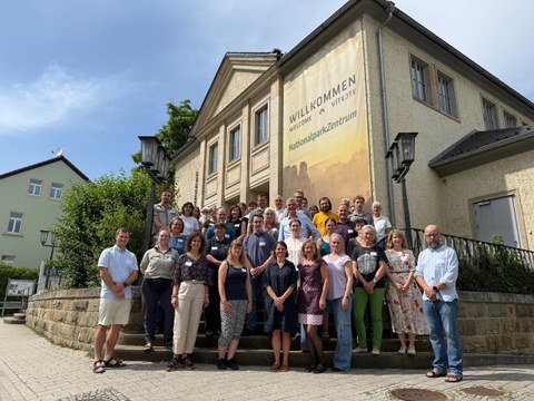 Gruppenfoto vor dem Nationalparkzentrum in Bad Schandau