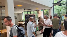 Gäste des Workshop in Diskussionen vertieft während der Kaffeepause