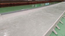Blick auf die Sammelrinne in Richtung Oberwasser beim BHQ1-Lastfall mit Q1.2=410 m³/s