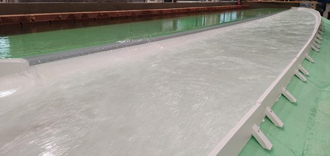Blick auf die Sammelrinne in Richtung Oberwasser beim BHQ1-Lastfall mit Q1.2=410 m³/s