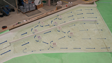Blick auf das Tosbecken nach Tosbeckenoptimierung (Versuchsreihe 2) mit skizzierten Strömungsrichtungen beim BHQ1-Lastfall Q = 410 m³/s; die Stärke der Pfeile entspricht der Strömungsintensität