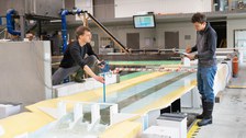 Man erkennt eine manuelle Fließgeschwindigkeitsmessung im Labir in der Nähe der sogenannten Rossweidschleuse. Eine Person misst und eine weitere Person dokumentiert auf einem Schreibblock.